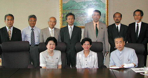 タイの上院議員、プラティープ・ウンソンタム・秦さんを囲んで