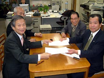 赤磐市長選に立候補予定の荒嶋龍一さんと、政策協定書に調印