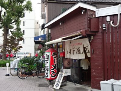 ビルの谷間のラーメン屋