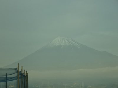 霞む富士