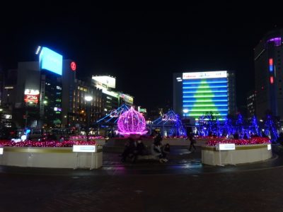 岡山駅前の師走風景